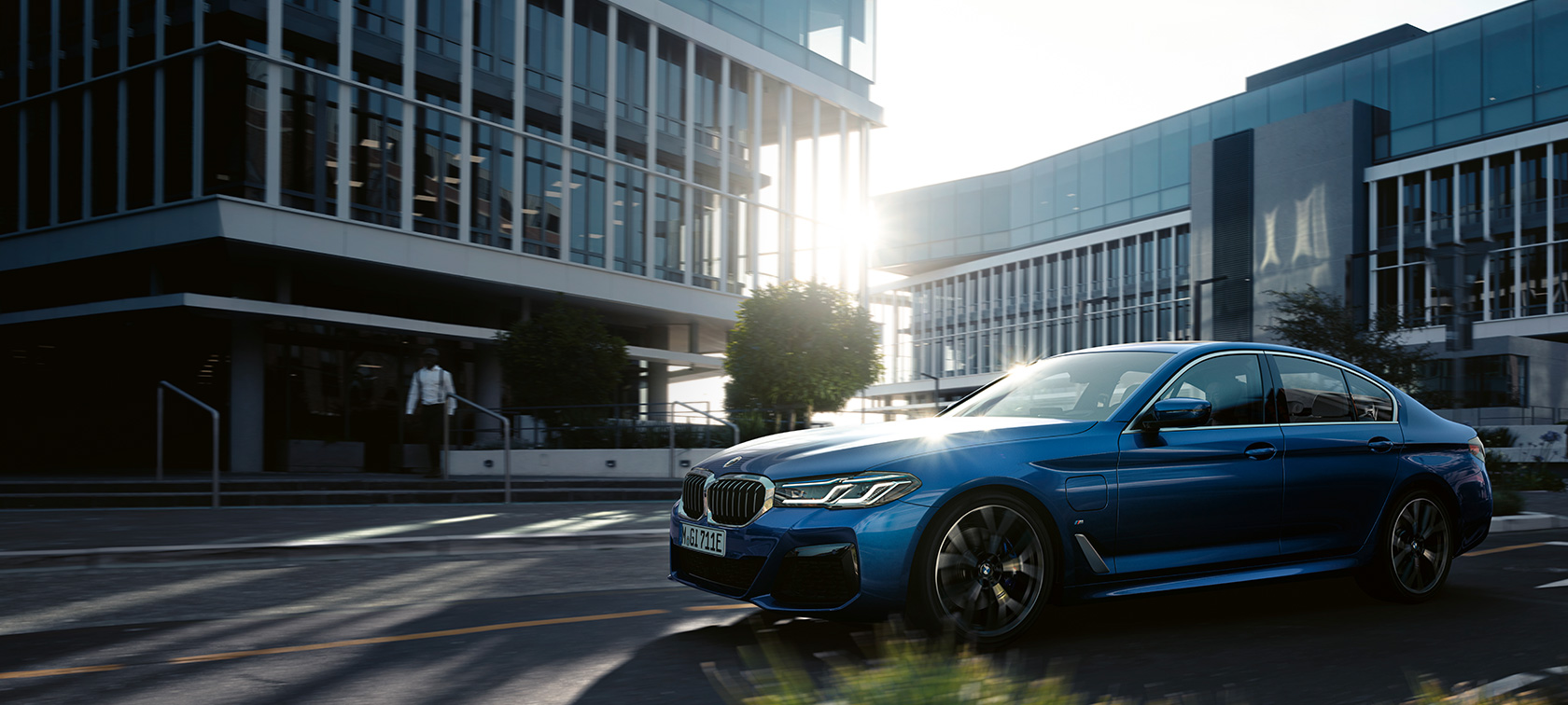 BMW Serie 5 G30 Renovación 2020 Phytonicblau Vista de tres cuartos del frontal en marcha