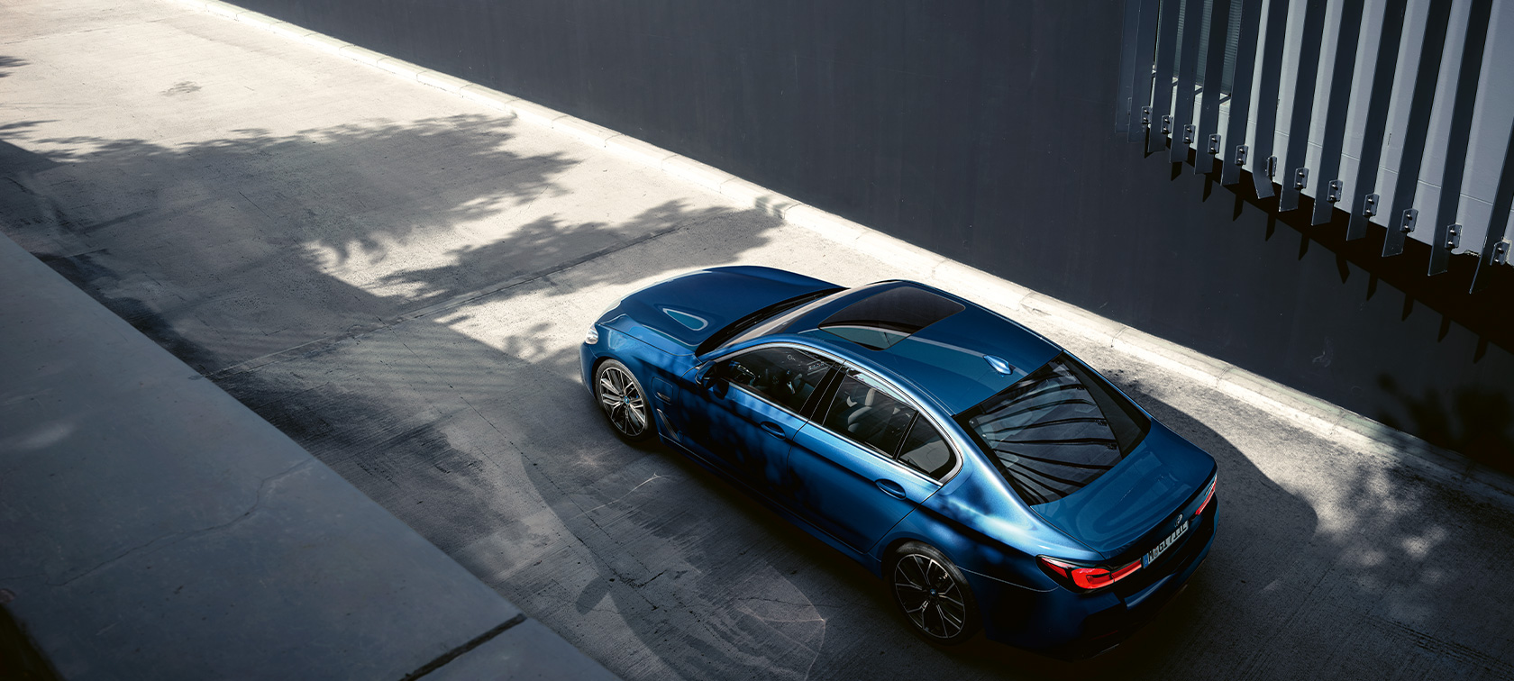 BMW Serie 5 Sedan G30 Facelift 2020 Phytonic vista panorámica azul detenido