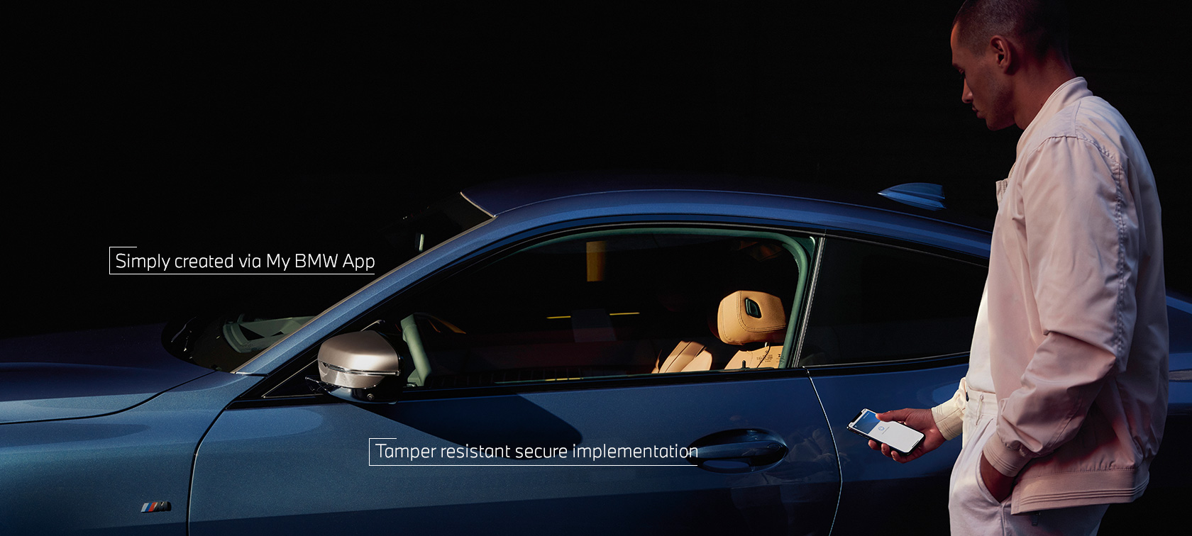 BMW Digital Key My BMW App, un hombre abre un BMW con su smartphone